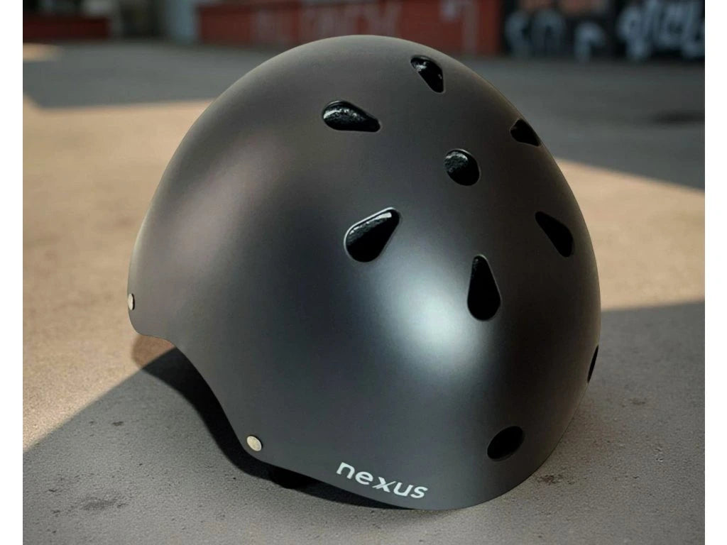 Stuntstep Helm Nexus Zwart