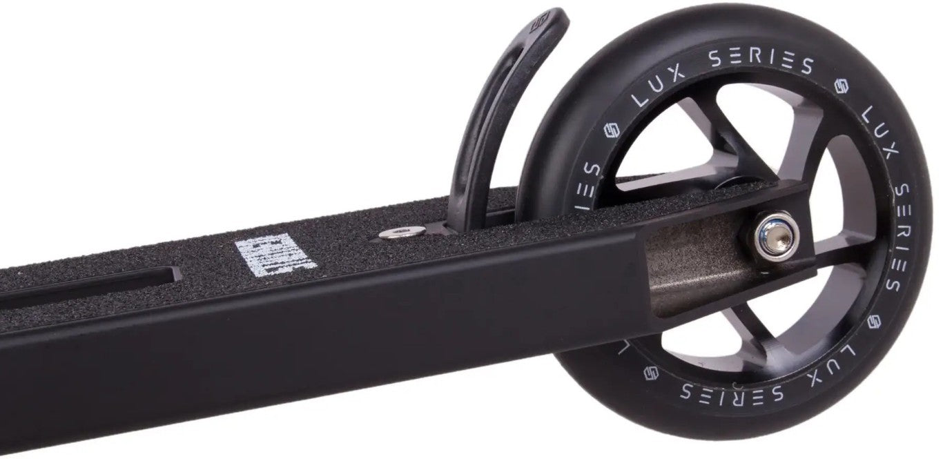 Striker Essential M Scooter Black